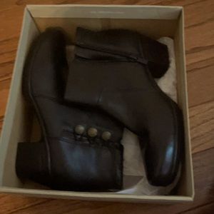 Clarks women black leather booties